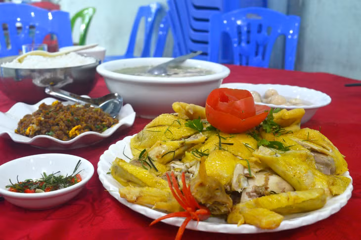 鸡皮色泽金黄，鸡肉紧致、软嫩、肥而不腻。 Gà có lớp da vẫn vàng bóng, thịt săn chắc, ăn giòn, béo mà không ngán.