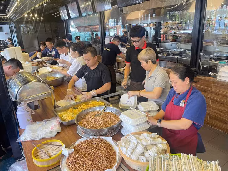 下龙市鸿基坊1982家常菜馆赠送数百份免费盒饭。