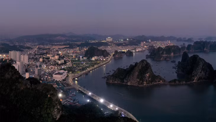 广宁省的电网从9月20日起基本上已恢复。下龙市的多彩灯光照亮夜空。
