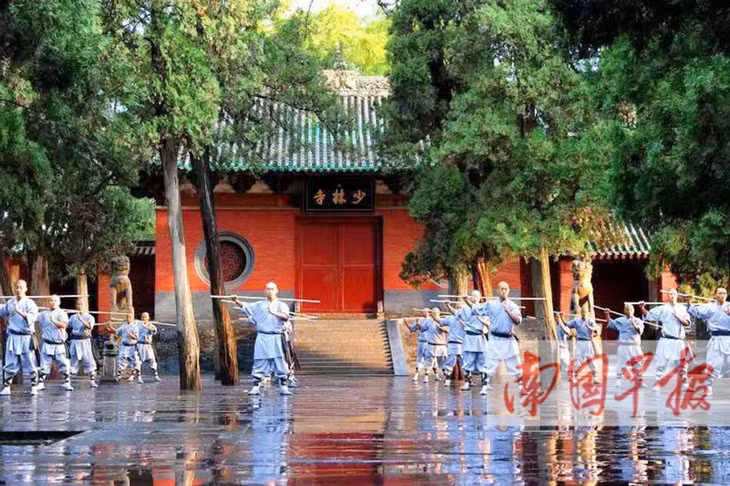 郑州作为中国的“魅力之城”将亮相第21届东博会，带来少林武术表演活动。 郑州市商务局供图 Trịnh Châu là “Thành phố quyến rũ” của Trung Quốc sẽ ra mắt CAEXPO lần thứ 21, mang đến những màn biểu diễn võ thuật Thiếu Lâm. Ảnh của Cục Thương mại thành phố Trịnh Châu