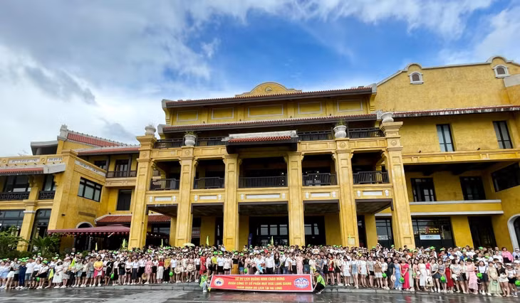 约1000人的MICE旅游团在下龙国际游船码头合影。