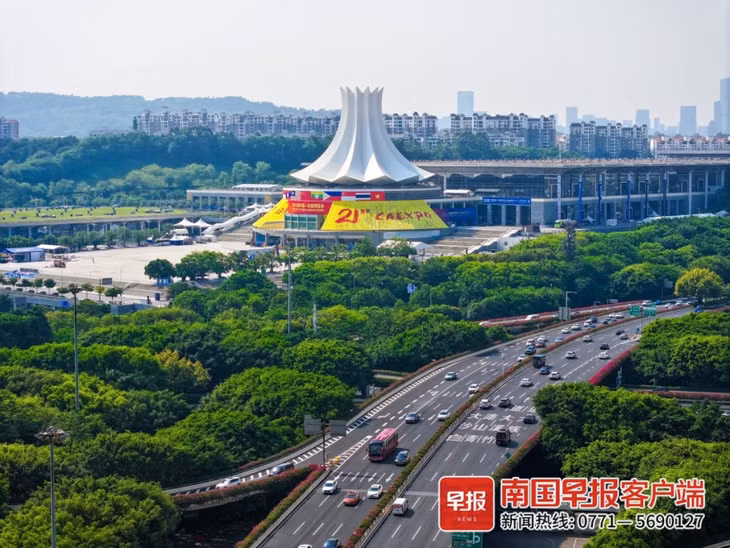 南宁国际会展中心已被装扮一新。 Trung tâm Hội nghị và Triển lãm Quốc tế Nam Ninh đã được trang hoàng chuẩn bị Hội chợ