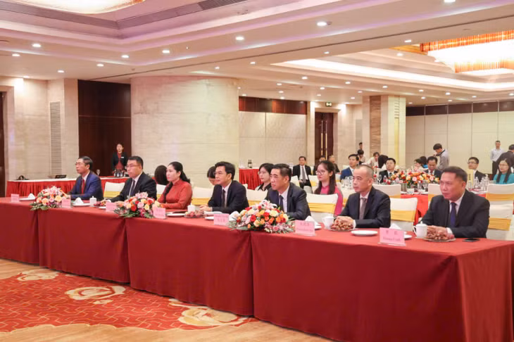 各位代表参加中国防城—越南芒街、海河、平辽庆祝中华人民共和国成立75周年座谈会。