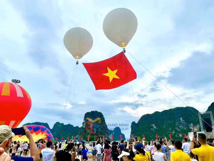 热气球的升旗表演拉开了2024年“遗产之城—下龙色彩”热气球节的帷幕。