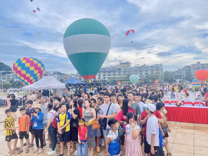 众多民众和游客排队领取组委会发给的热气球飞行体验票。