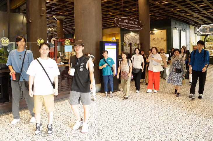 9月17日，下龙国际游船码头吸引了众多游客。