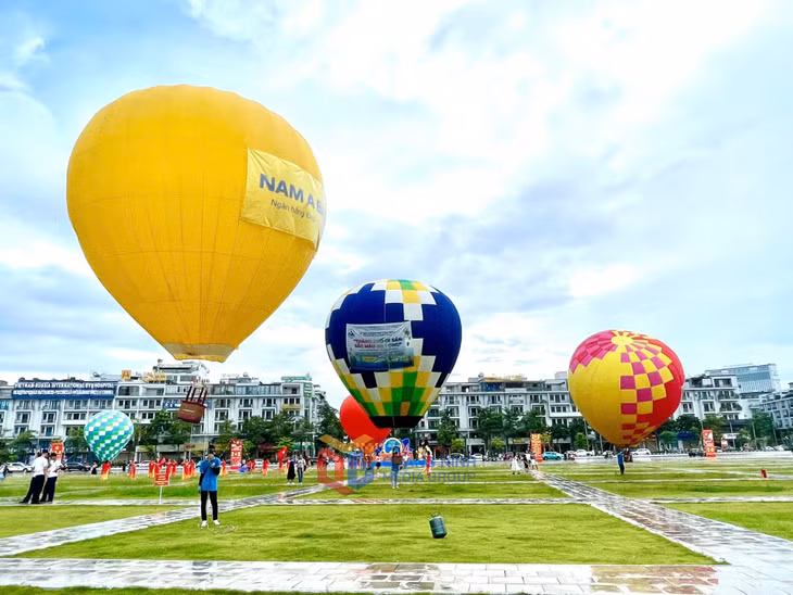 广宁省下龙市：热气球满天飞翔 ảnh 2