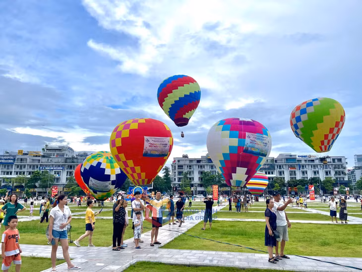 色彩缤纷的热气球点亮了下龙市空间。