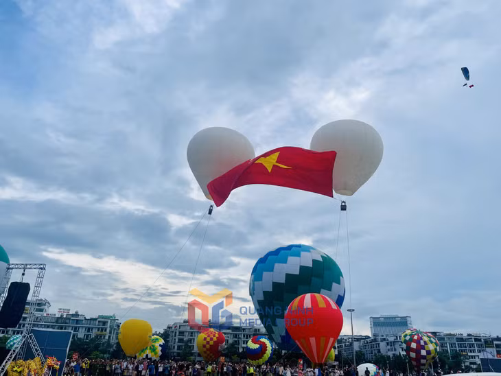 牵引着大型国旗的热气球使人们和游客非常激动。