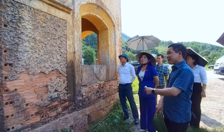广宁省国会代表团副团长阮氏秋河率领的国会代表团监督组前往先安县对保护与弘扬广宁文化遗产价值的政策法规落实情况进行专监督。