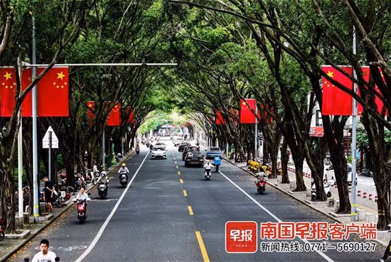 广西南宁市大街小巷飘起“中国红”，以盛装向祖国母亲深情表白。 "Màu đỏ Trung Quốc" tràn ngập các đường phố, ngõ hẻm ở thành phố Nam Ninh, Quảng Tây, thể hiện tình cảm sâu sắc với Tổ quốc trong "bộ trang phục" lộng lẫy.