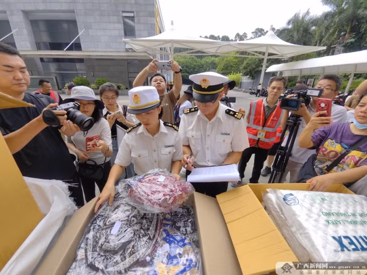 第21届东博会首批境外展品运抵南宁国际会展中心，海关工作人员正在对货物进行查验。记者 徐天保 摄 Lô hàng triển lãm nước ngoài đầu tiên của CAEXPO lần thứ 21 đã được vận chuyển đến Trung tâm Hội nghị và Triển lãm Quốc tế Nam Ninh, nhân viên hải quan đang kiểm tra hàng hóa. Ảnh của phóng viên Từ Thiên Bảo