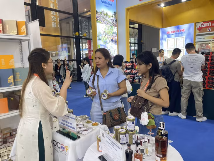 广宁水产生产商贸责任有限公司在第21届中国-东盟博览会推介产品。