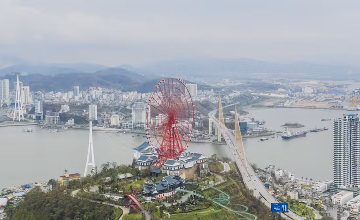 下龙—拜寨两岸正在尽快修复、旅游业的运营也恢复正常。