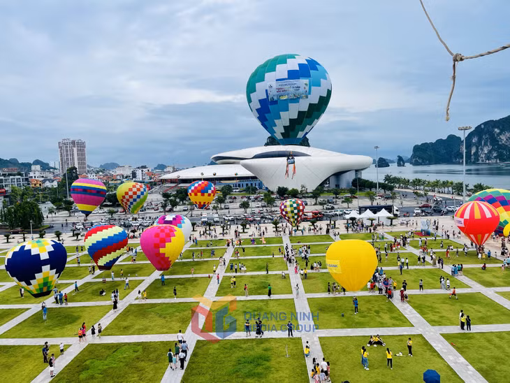 首批游客参加热气球飞行体验。