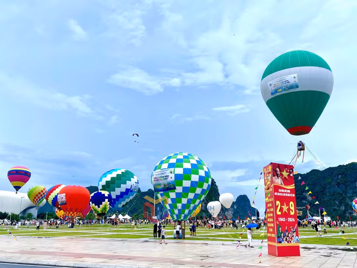 广宁省下龙市：热气球满天飞翔 ảnh 17