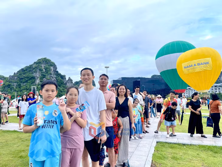 广宁省下龙市：热气球满天飞翔 ảnh 9