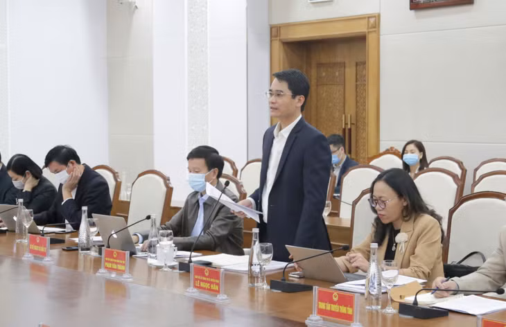 广宁省人民委员会副主席范文成发表讲话。