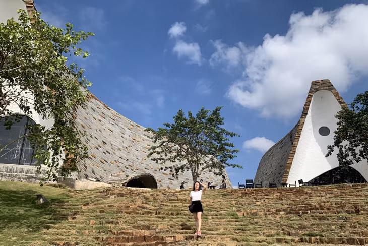 世界咖啡博物馆的建筑风格相当独特，坐落于敞阔的绿色园林之中。由5座曲面形房屋相互连接而成，灵感源自于越南埃地族的长屋和西原地区的曲面屋顶。 Bảo tàng Thế giới cà phê mang lối kiến trúc khá độc đáo, gồm 5 khối nhà uốn cong kết nối với nhau, lấy cảm hứng từ hình ảnh ngôi nhà dài của người Ê Đê và mái nhà rông Tây Nguyên. Quần thể công trình nằm trong khuôn viên rộng rãi nhiều cây xanh.