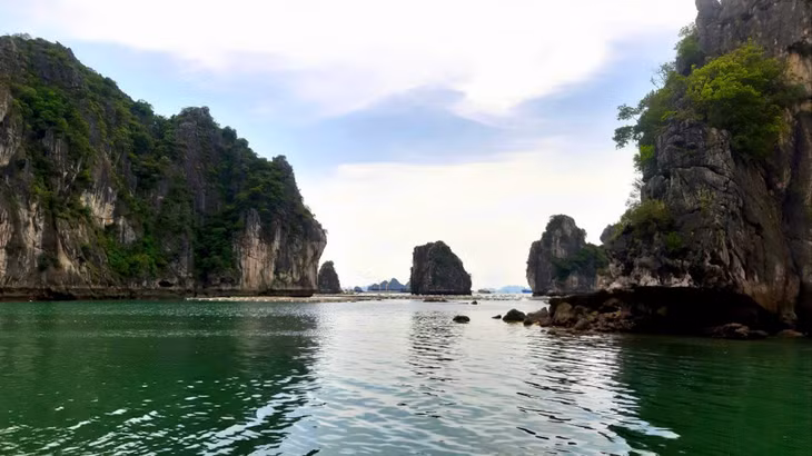 参观胜利玉晕时，游客可欣赏海洋和石山之美。