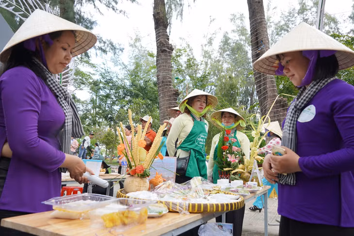 游客参加槟椥省椰子节活动。 Du khách tham gia các hoạt động trong lễ hội dừa, tỉnh Bến Tre.