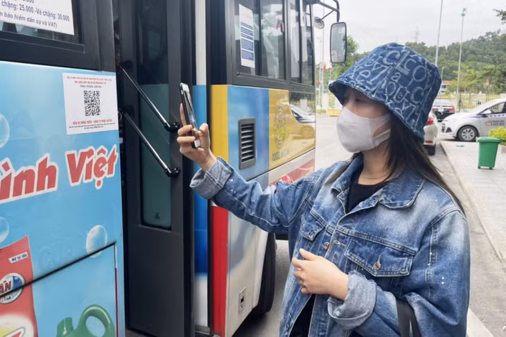 旅客上车前都要扫二维码申报健康信息。