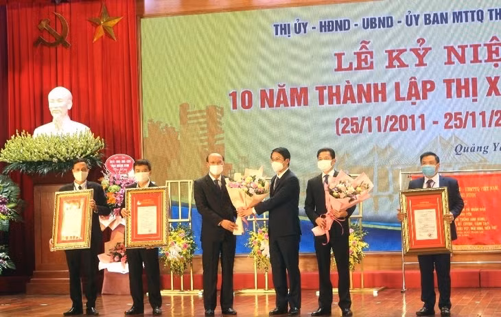 广宁省领导向广安市颁发2个历史遗迹和1个国家级非物质文化遗产证书。