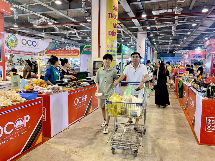 当地人和游客在于8月29日至9月3日举行的2024年广宁东北地区OCOP博览会购物。