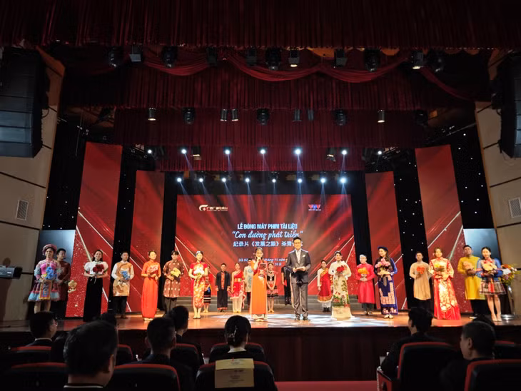中越合拍纪录片《发展之路》杀青仪式暨越南“电视中国剧场”签约仪式在越南河内举行 ảnh 1
