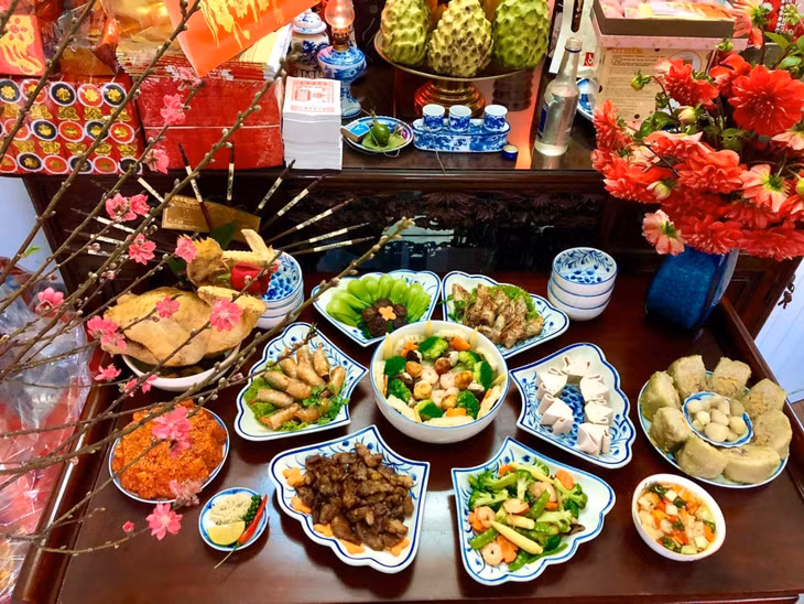 北部的宴席菜体现了北部美食的精致。 Mâm cỗ miền Bắc thể hiện sự tinh tế của ẩm thực Bắc Bộ.