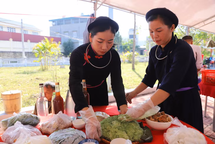 傣族妇女熟练地装饰食物比赛托盘。