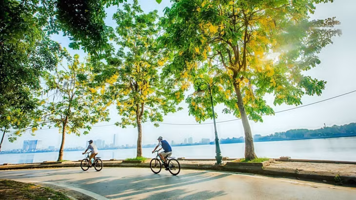 西湖是河内骑行爱好者的热崇之地 Hồ Tây là địa điểm yêu thích của nhiều người mê đạp xe ở Hà Nội