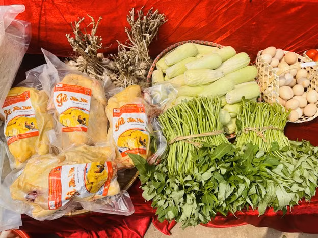 集市上出售的各种农产品。