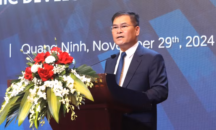 财政部副部长裴文康在论坛上发表讲话。