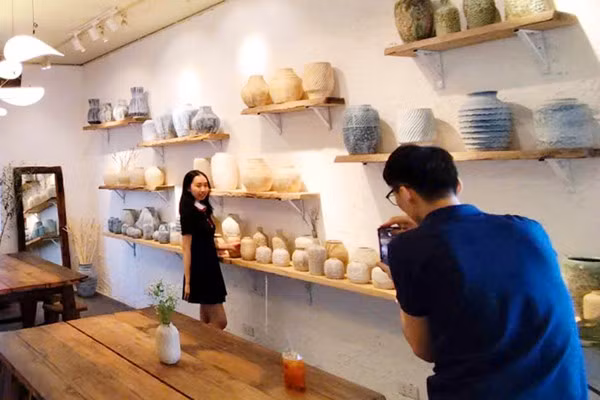年轻人很喜欢在此咖啡馆二层楼拍照。