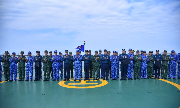 越国海警合影。