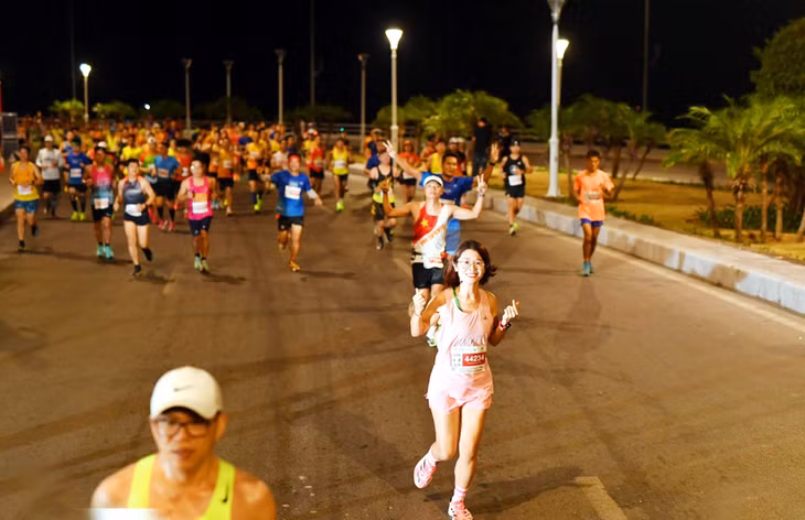 国内外跑友们在21公里的距离上兴奋起跑。