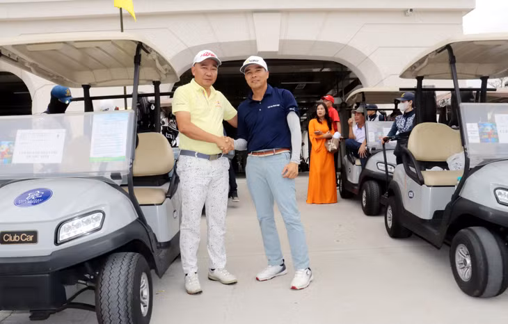 高尔夫球手们在上场前交流与互相祝福。