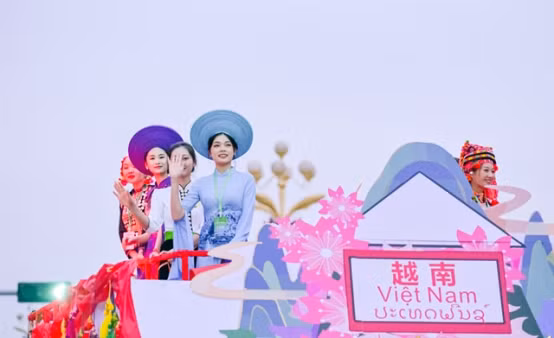 “边地之花”决赛选手 Các thí sinh của Vòng chung kết “Hoa Biên Giới”