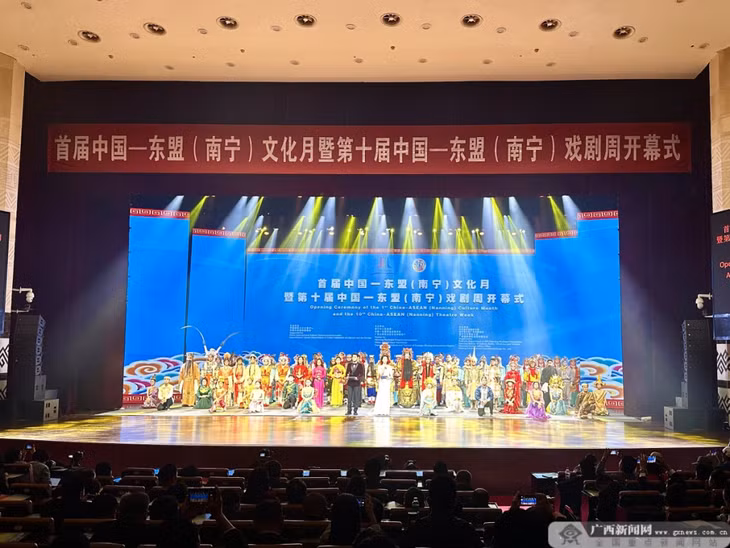 《盛世梨园•双龙戏八仙》的精彩演绎赢得观众阵阵掌声。记者 陈思羽 摄Màn trình diễn đặc sắc của "Thịnh Thế Lê Viên: Song Long vờn Bát Tiên" giành được những tràng pháo tay không ngớt từ khán giả. Ảnh: phóng viên Trần Tư Vũ chụp