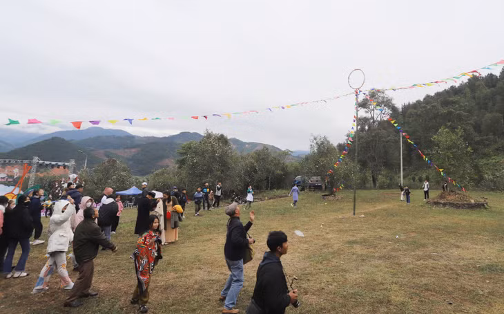 抛绣球（Ném Còn）比赛吸引众多游客前来观看鼓舞。