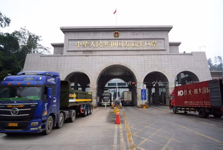 友谊关口岸出入境货运车辆高效验放通关 孙志超摄 Kiểm tra và thông quan hiệu quả các xe vận chuyển hàng hóa xuất nhập cảnh tại cửa khẩu Hữu Nghị Quan. Ảnh: Tôn Chí Siêu chụp
