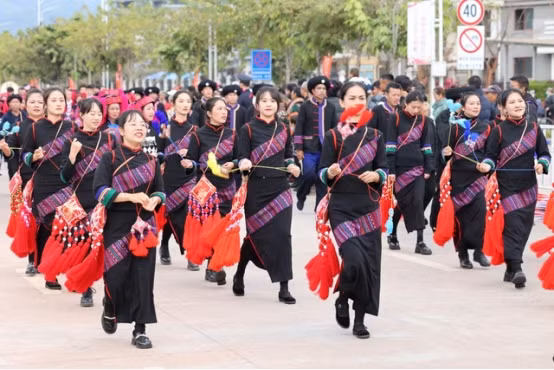 中老越三国丢包狂欢节现场 Lễ hội ném còn ba nước Việt Nam - Trung Quốc - Lào