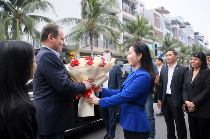 广宁省人民委员会副主席阮氏幸向白俄罗斯共和国总理罗曼•戈洛夫琴科（Roman Golovchenko）赠送鲜花。