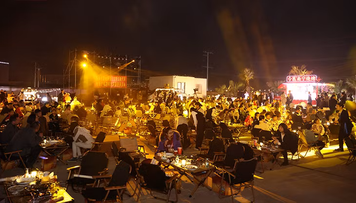 营地开营为市民提供游玩好去处。 Khu cắm trại mở cửa nhằm cung cấp nơi vui chơi cho người dân thành phố.