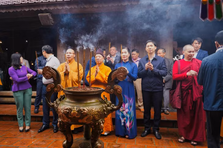 代表们在东潮市平溪乡陈朝国家级特殊遗迹区敬香。