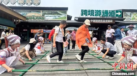 图为当地边民与游客共跳竹竿舞。陈沿佑 摄 Ảnh người dân biên giới địa phương và du khách cùng nhảy sạp. Ảnh của Trần Duyên Hữu
