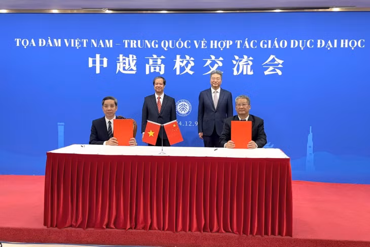阮金山部长和吴岩副部长见证两国高校合作协议签约仪式。 Bộ trưởng Nguyễn Kim Sơn, Thứ trưởng Ngô Nham chứng kiến lễ ký kết thoả thuận hợp tác giữa các cơ sở giáo dục đại học hai nước.