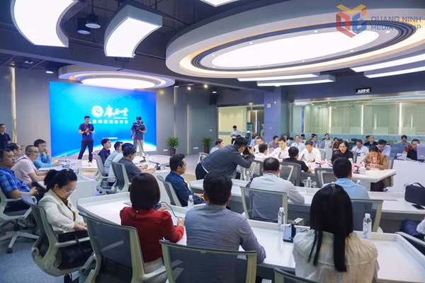 与会代表参观广西日报传媒集团人工智能应用模型。