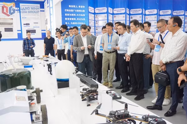 代表们参观广西人工智能研究院模型。